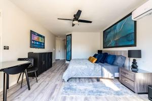 Cozy 1BR Guest Suite with Pool Near Westgate的电视和/或娱乐中心