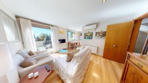 Televízia a/alebo spoločenská miestnosť v ubytovaní Apartaments Boutique la Torreta del Llac