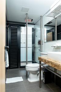 a bathroom with a toilet and a sink at Hotel Foresto 365 in Cali