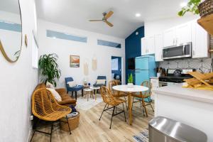eine Küche und ein Wohnzimmer mit Tisch und Stühlen in der Unterkunft Stylish Casita min from the beach ! in San Juan Capistrano
