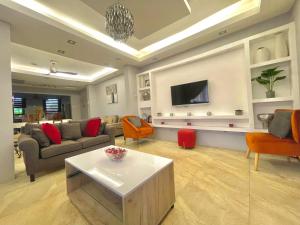 Μια τηλεόραση ή/και κέντρο ψυχαγωγίας στο Pearly One Bedroom - Spintex