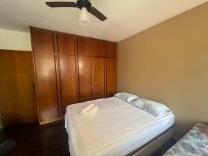 Postel nebo postele na pokoji v ubytování Quartos Quintal Bueno! Com ar, tv e internet no melhor bairro de Goiânia! Perto do Goiânia Shopping, Parque Areião Hospital Premium Mater Dei OVG Vaca Brava Marista Campo do Goiás!