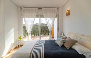 une chambre avec un grand lit avec une grande fenêtre dans l'établissement 2 Bedroom Nice Apartment In Puerto Rey, à Media Legua