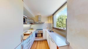 Kuchyňa alebo kuchynka v ubytovaní Apartaments Boutique la Torreta del Llac