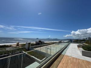 a balcony with a view of the beach and the ocean at Summer Holiday com Piscina Climatizada - Piçarras in Piçarras