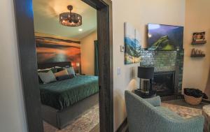 デイビスにあるValley View Resort Cabin #1, 1-Bed, Modern-Luxury with Hot Tub in Canaan Valley, WVの鏡付きのベッドルーム(ベッド1台、暖炉付)