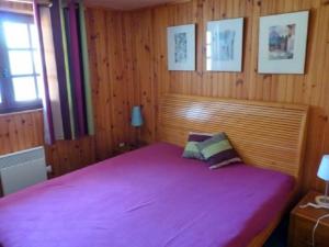 เตียงในห้องที่ Chalet alpin de 150m² pour 12 personnes avec billard et garage à Méaudre - FR-1-737-22 +5 ภาพ