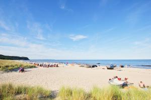 a group of people on a beach near the ocean at Balkon, gratis Nutzung vom AHOI Erlebnisbad und Sauna in Sellin - Appartemenmt Nordwind in Baabe