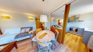 Kuchyňa alebo kuchynka v ubytovaní Apartaments Boutique la Torreta del Llac