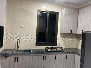 Кухня или мини-кухня в Ekendy Homes
