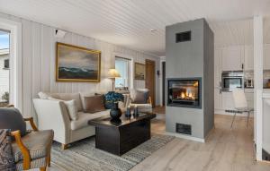 Kuchyň nebo kuchyňský kout v ubytování Gorgeous Home In Sandefjord With Wifi