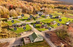 デイビスにあるValley View Resort Cabin #1, 1-Bed, Modern-Luxury with Hot Tub in Canaan Valley, WVの家屋や道路のある村の空中風景