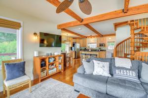 Setusvæði á Bayfront Home with Private Beach in Vaughn!