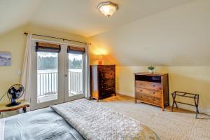 Rúm í herbergi á Bayfront Home with Private Beach in Vaughn!