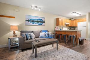 ein Wohnzimmer mit Couch und Küche in der Unterkunft Black Diamond Lodge with Resort Amenities in Eden
