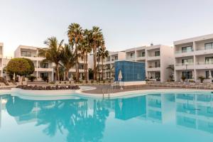 a swimming pool in front of a hotel at Oasis Lanz Beach Mate in Costa Teguise