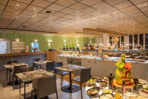a restaurant with tables and chairs and a bar at Oasis Lanz Beach Mate in Costa Teguise