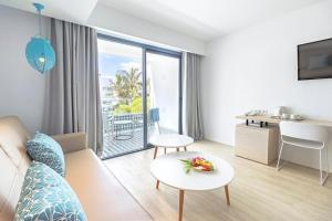 a living room with a couch and a table at Oasis Lanz Beach Mate in Costa Teguise