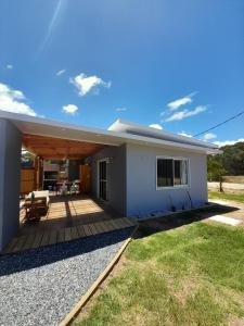una casa con un grande patio di fronte di Aroma de Mar casas Cardamomo y Camelia a Sauce de Portezuelo