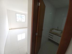 a bathroom with a sink and a window at Apartamento central in Domingos Martins