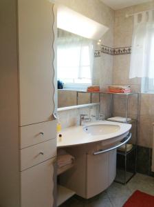 un bagno con lavandino e specchio di Haus Margit a Schlierbach Altre 23 foto
