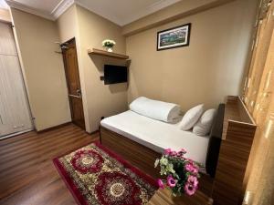 House of Forrest, Service Apartments的电视和/或娱乐中心