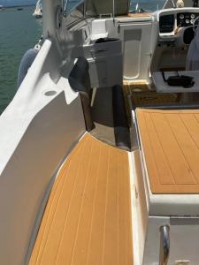 Un barco con suelo de madera en la parte trasera. en Cbx Turismo, en Salvador