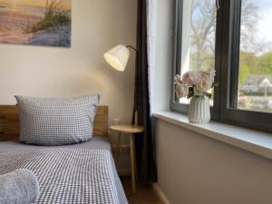 Ένα ή περισσότερα κρεβάτια σε δωμάτιο στο Ferienwohnung Meerzeit Parkvillen Carlota und Candela Baabe