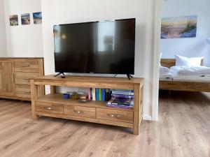 Μια τηλεόραση ή/και κέντρο ψυχαγωγίας στο Ferienwohnung Meerzeit Parkvillen Carlota und Candela Baabe