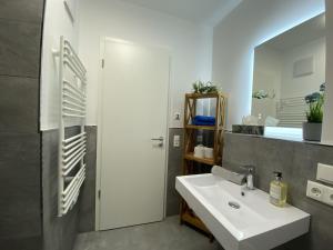 Ένα μπάνιο στο Ferienwohnung Meerzeit Parkvillen Carlota und Candela Baabe +8 φωτογραφίες