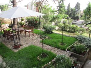 Vonkajšia záhrada v ubytovaní Apartment Villa Edmea