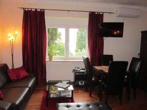 Posedenie v ubytovaní Apartment Villa Edmea