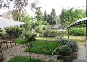 Vonkajšia záhrada v ubytovaní Apartment Villa Edmea