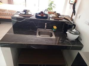 eine Küchentheke mit Spüle und Geschirr darauf in der Unterkunft Cabanas Zamoray in Robles