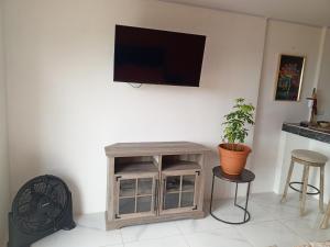 ein Wohnzimmer mit einem TV an der Wand in der Unterkunft Cabanas Zamoray in Robles