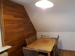 een eetkamer met een houten tafel en stoelen bij Ferienwohnung bei Willingen mit Terrasse in Willingen