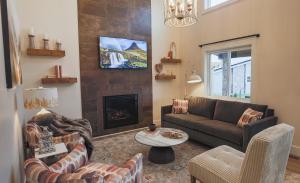 Χώρος καθιστικού στο Valley View Resort Cabin #5, 2-Bed, Modern-Luxury with Hot Tub in Canaan Valley, WV