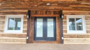 Η πρόσοψη ή η είσοδος του Valley View Resort Cabin #5, 2-Bed, Modern-Luxury with Hot Tub in Canaan Valley, WV