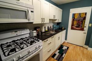 une cuisine avec une cuisinière et un micro-ondes dans l'établissement Highrise DTWN 3 Bed Condo w King Bed, à Atlanta