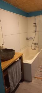 une salle de bains avec lavabo et baignoire dans l'établissement Maison calme, à Payrin-Augmontel