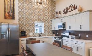 Η κουζίνα ή μικρή κουζίνα στο Valley View Resort Cabin #5, 2-Bed, Modern-Luxury with Hot Tub in Canaan Valley, WV +1 φωτογραφίες