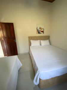 Cama ou camas em um quarto em Pousada Kembali Maresias