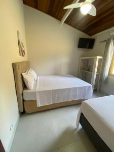 Cama ou camas em um quarto em Pousada Kembali Maresias