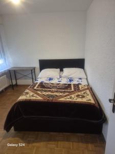 Postel nebo postele na pokoji v ubytování Cosy Room in a Flat
