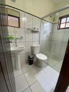 Um banheiro em Pousada Kembali Maresias