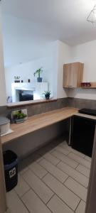 une cuisine avec un comptoir en bois dans une pièce dans l'établissement Apartament Słoneczny 11, à Szklarska Poręba