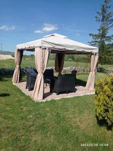 - un kiosque avec des chaises et des tables dans un champ dans l'établissement La depandance, à Castel di Sangro