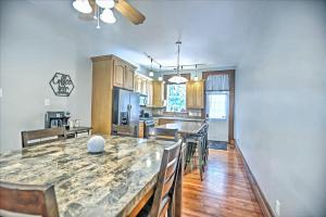 Η κουζίνα ή μικρή κουζίνα στο Cozy townhouse, 1-mi from the heart of Soulard!