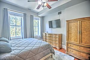 Μια τηλεόραση ή/και κέντρο ψυχαγωγίας στο Cozy townhouse, 1-mi from the heart of Soulard!