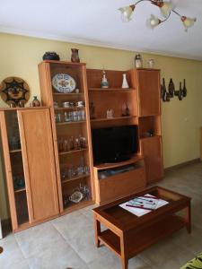 Una sala de estar con televisión y una mesa de café. en Yaya Julia, en Santa Pola 22 fotos más